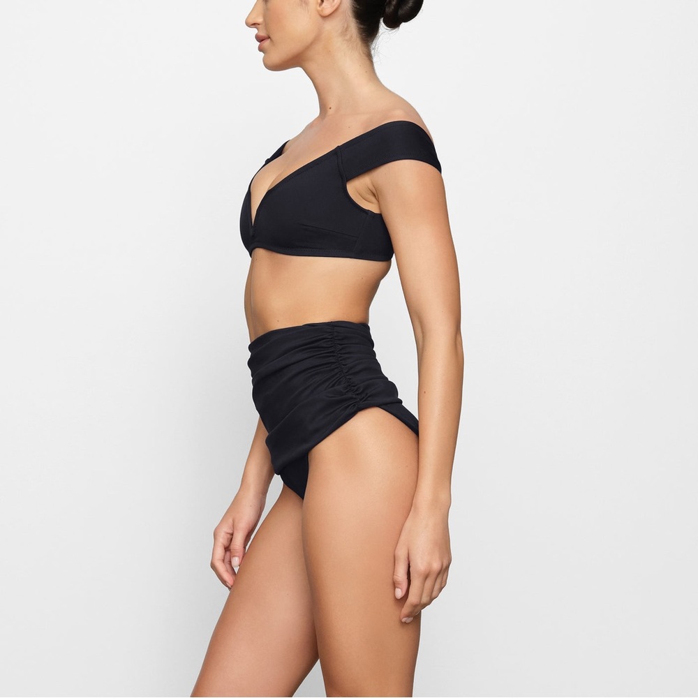 🖤SKIMS SHAPING SWIM OFF THE SHOULDER BIKINI TOP IN ONYX XS M - Picture 2 of 4